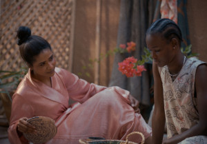 Die beiden Hauptdarstellerinnen aus Mohamed Kordofanis Film *Goodbye Julia* treffen sich im Hof der Hausbesitzerin Mona, um gemeinsam ein traditionelles Rauchbad vorzubereiten.